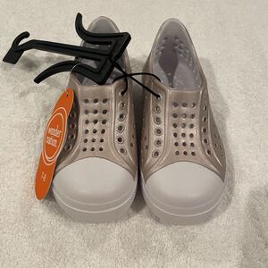 Wonder Nation Girls Toddler Shoes Hole Sneaker Gold Size 7-8 NEW with Tags